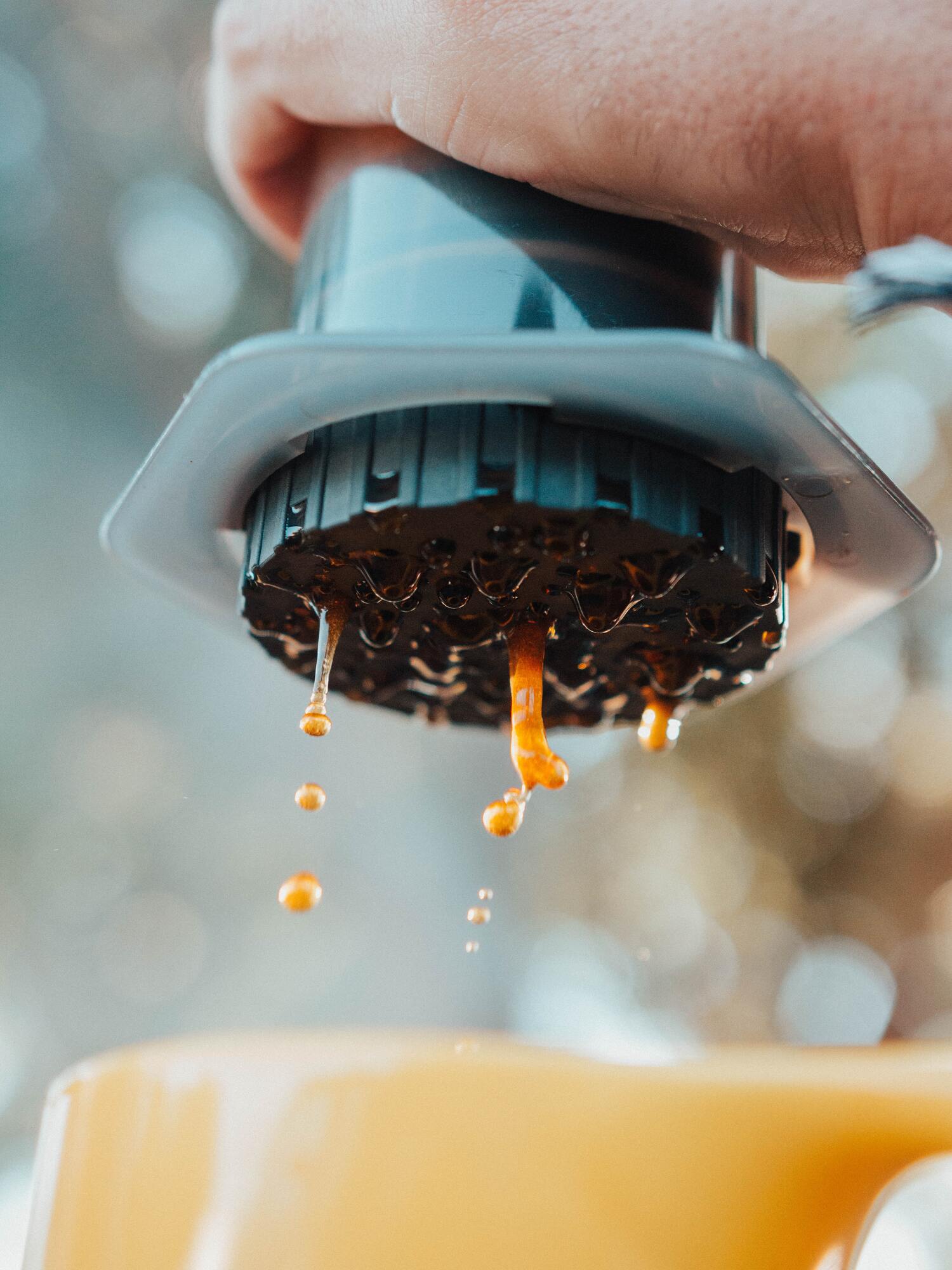 Le guide complet de la machine à café nomade Aeropress et comment elle réinvente le rituel du matin